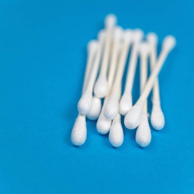 Mavi arka planda pamuk tomurcukları