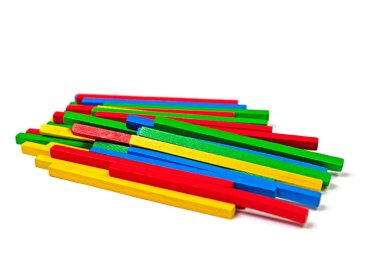 Bir sürü renkli tahta sopa yakın plan.
