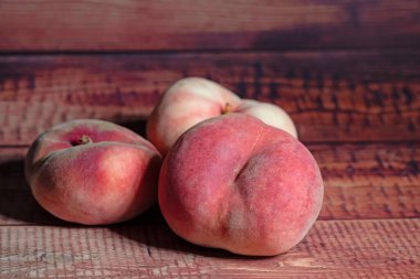 Yakından bakınca şeftali gibi.