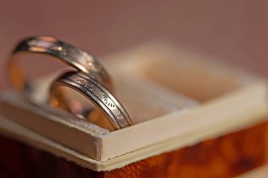 Yüzük kutusunda altın yüzükler