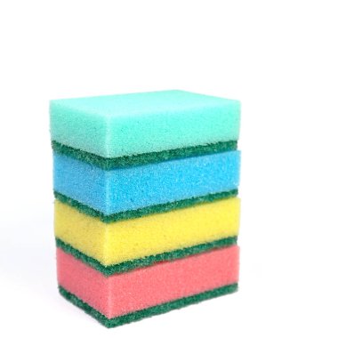 Beyaz arka planda renkli bulaşık süngerleri