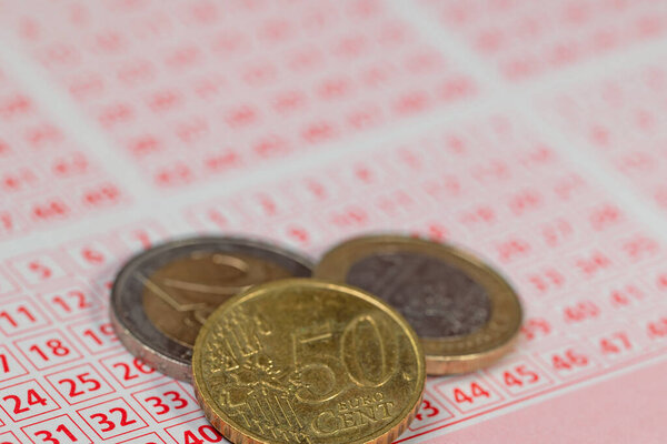 Деньги на лотерейные билеты крупным планом