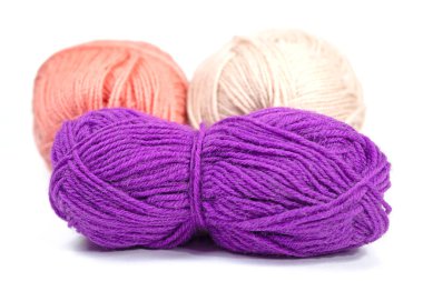 Mor örgü ipliği beyaz bir arkaplanda