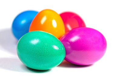 Beyaz arka planda renkli paskalya yumurtaları