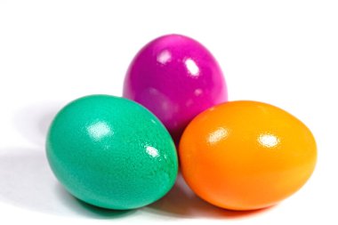 Beyaz arka planda renkli paskalya yumurtaları