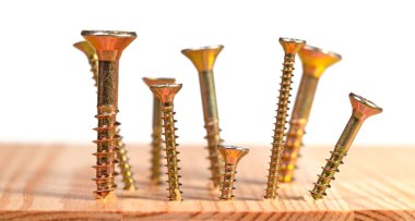 Galvanize ahşap vidalar beyaz arka planda