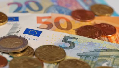 Yakın planda Euro banknotları ve madeni paralar
