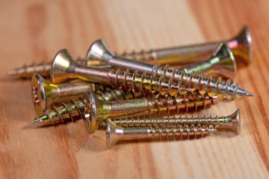 Bir yığın galvanize ahşap vida