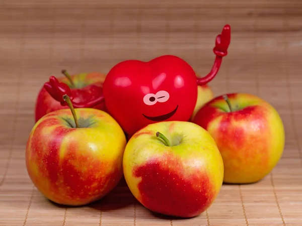 Jabłka Serce Uśmiechniętą Twarzą — Zdjęcie stockowe