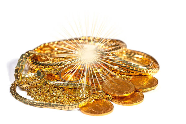 Золотые украшения, золотые монеты и слитки на белом фоне