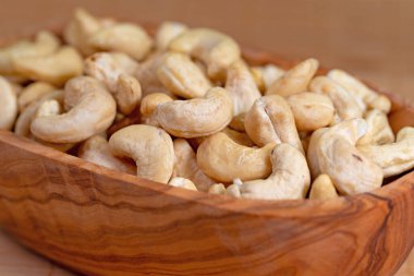 Tahta bir kasede kaju fıstığı