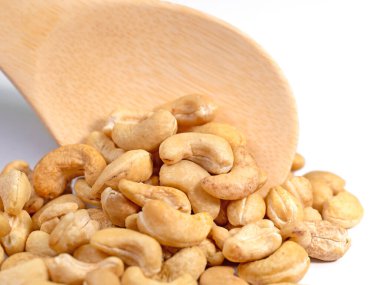 Beyaz arkaplana karşı kaju çekirdekleri