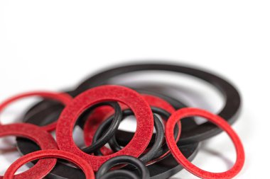 Beyaz arkaplan üzerine çeşitli mühürleme halkaları