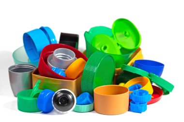 Beyaz arka planda izole edilmiş plastik ev atıkları