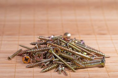 Bir yığın galvanize ahşap vida