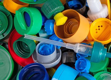 Plastikten yapılmış çeşitli vida kapakları ve kapakları geri dönüşüm için