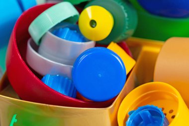 Plastikten yapılmış çeşitli vida kapakları ve kapakları geri dönüşüm için