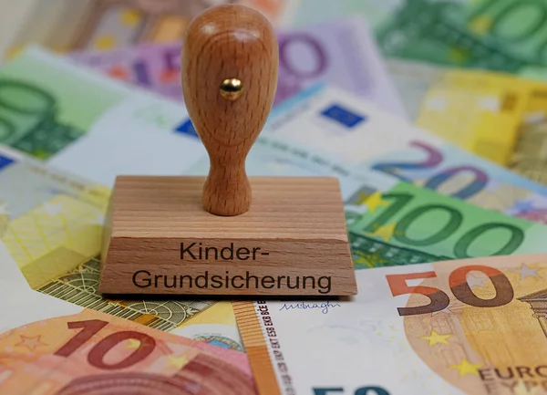 Dřevěné Razítko Potiskem Kindergrundsicherung Překlad Dítě Základní Bezpečnost Stock Snímky