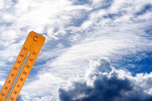 Termômetro Graus Contra Céu Nublado — Fotografia de Stock