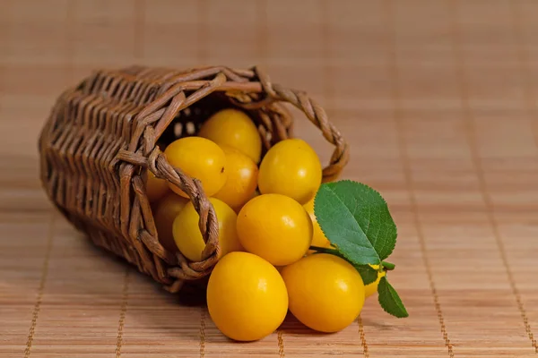 Gula Körsbärsplommon Prunus Cerasifera Korg — Stockfoto