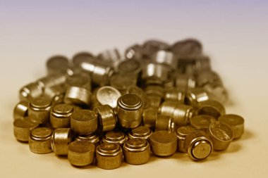 Yakın planda birçok eski düğme hücresi