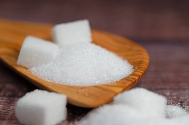 bir tahta kaşık şeker