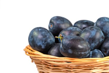 Beyaz arkaplanda olgun erikler