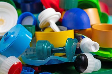Plastikten yapılmış çeşitli vida kapakları ve kapakları geri dönüşüm için