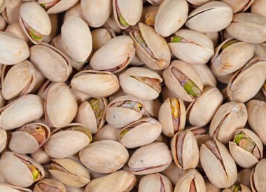 Yakın planda tuzlanmış ve kavrulmuş fıstık.