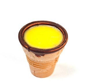 Beyaz arkaplana karşı waffle bardağında eggnog.