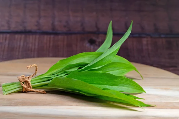Wild Garlic Leaves Wooden Plate — Stock Photo, Image