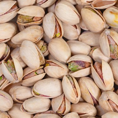 Yakın planda tuzlanmış ve kavrulmuş fıstık.