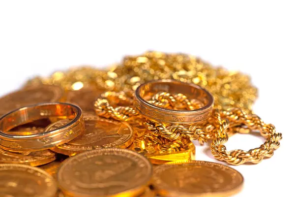 Goldschmuck Und Goldmünzen Vor Weißem Hintergrund — Stockfoto