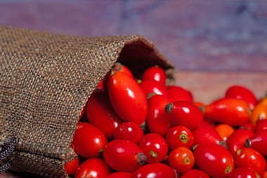 Jüt bir çantada olgun gül kalçaları.