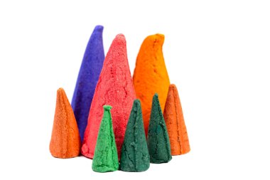 Beyaz arkaplana karşı renkli tütsü konileri