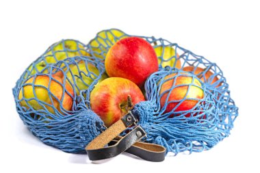 Beyaz arkaplana karşı ağda elmalar