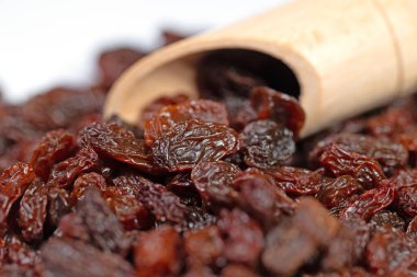 Baharat kepçesinde üzümler yakın planda.