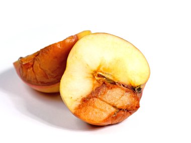 Beyaz arka planda çürüyen elma