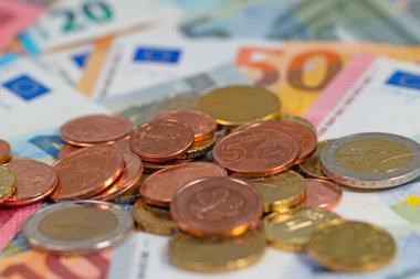 Yakın planda Euro sikkeleri