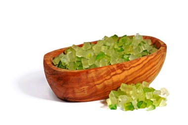 Tahta bir kasede limon kabuğu şekeri.