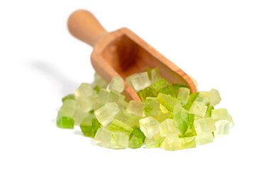 Baharat kepçesinde şekerli limon kabuğu