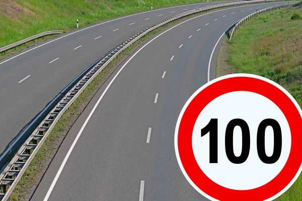 Autobahn Mit Verkehrszeichen Tempo 100 Abbildung Stockbild