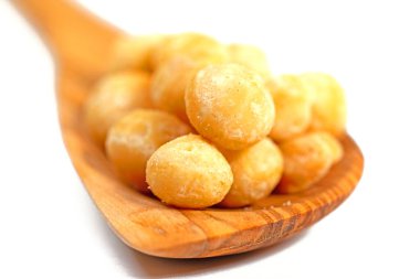 Macadamia fındıkları beyaz arka plana karşı, yakın plan.