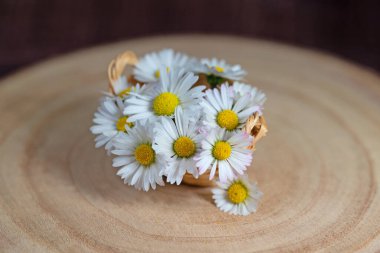 Yakın planda bir sepette papatyalar