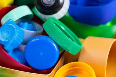Plastikten yapılmış çeşitli vida kapakları ve kapakları geri dönüşüm için