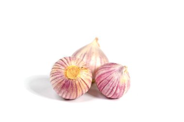 Beyaz arka planda tek sarımsak