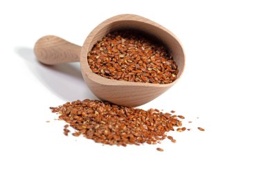 Beyaz arka planda ezilmiş keten tohumu