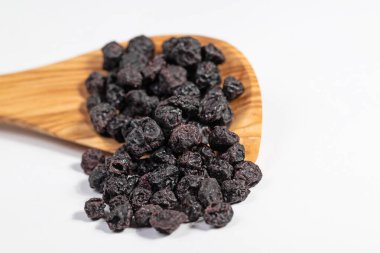 Tahta kaşıkta kurutulmuş yaban mersini.