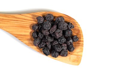 Tahta kaşıkta kurutulmuş yaban mersini.