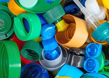 Plastikten yapılmış çeşitli vida kapakları ve kapakları geri dönüşüm için